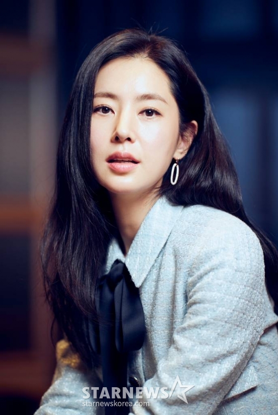 영화 &#039;교토에서 온 편지&#039;(감독 김민주)의 배우 한채아가 6일 진행된 인터뷰를 위해 포즈를 취하고 있다. /사진제공=판씨네마 2023.12.06 /사진=이동훈