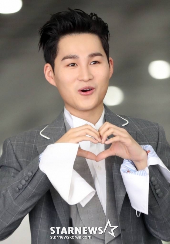 미스트롯 김희재가 22일 오후 경기도 고양시 MBC드림센터에서 진행되는 MBC 에브리원 &#039;대한외국인&#039; 녹화를 위해 도착하고 있다. /사진=임성균 기자 tjdrbs23@