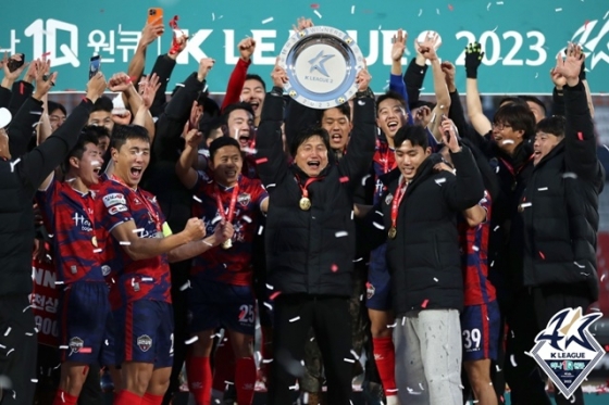 김천상무의 우승 세리머니. /사진=한국프로축구연맹 제공