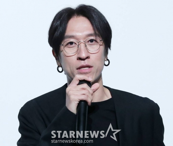 가수 백성현(코요테 빽가)이 20일 오전 서울 강남구 청담씨네시티 엠큐브에서 진행된 첫 EP 앨범 &#039;큐어&#039;(CURE) 발매 기념 음감회에 참석해 인사말을 하고 있다.  &#039;큐어&#039;에는 더블 타이틀곡 가창곡 &#039;바람이 달빛이&#039;와 연주곡 &#039;Close My Eyes&#039;를 비롯해 총 8곡이 담겼다. 2023.02.20 /사진=김창현 기자 chmt@