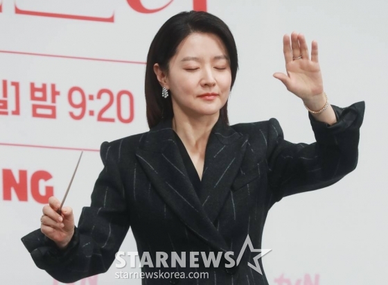배우 이영애가 6일 오전 서울 구로구 라마다 신도림 호텔에서 진행된 tvN 토일드라마 &#039;마에스트라&#039; 제작발표회에 참석해 포즈를 취하고 있다.  전 세계 단 5%뿐인 여성 지휘자 마에스트라, 천재 혹은 전설이라 불리는 차세음이 자신의 비밀을 감춘 채 오케스트라를 둘러싼 사건의 진실을 찾아가는 미스터리 드라마 &#039;마에스트라&#039;는 오는 9일 첫 방송된다. /2023.12.06 /사진=이동훈