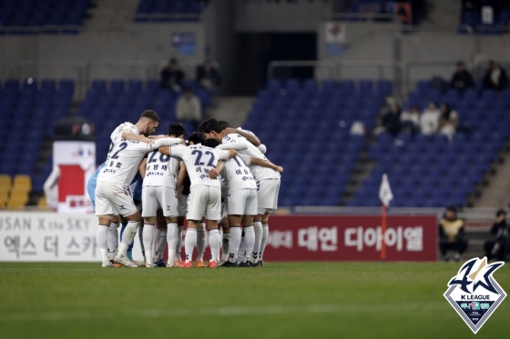 부산과 승강 플레이오프 1차전 시작 전 수원FC 선수들. /사진제공=한국프로축구연맹