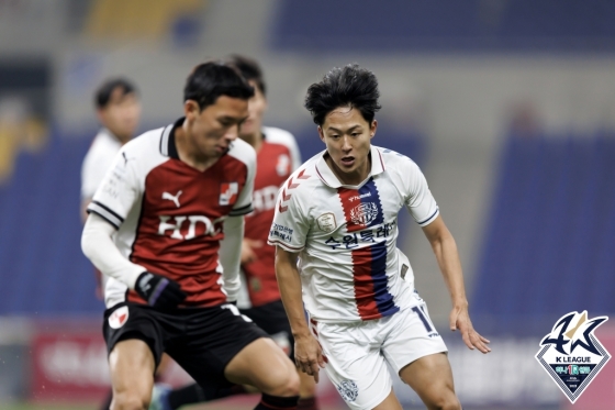 수원FC 공격수 이승우(오른쪽). /사진제공=한국프로축구연맹