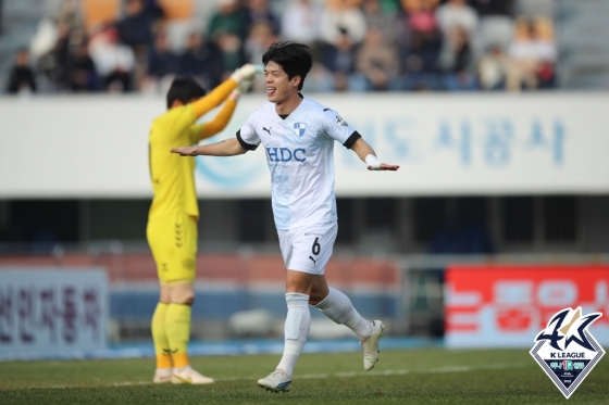 최준이 선제골을 넣고 세리머니하고 있다. /사진제공=한국프로축구연맹