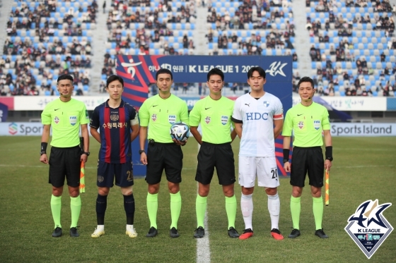 경기 전 양 팀 주장 선수들. 이영재(왼쪽)와 이한도(오른쪽). /사진제공=한국프로축구연맹