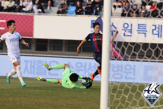 수원FC와 부산의 경기. /사진제공=한국프로축구연맹