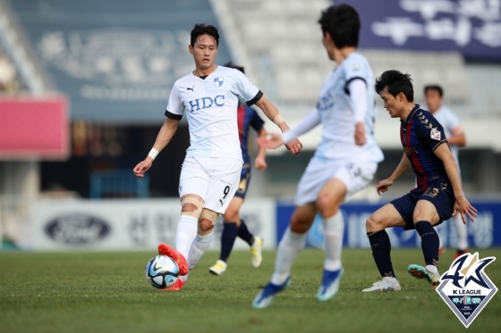 패스하는 김찬(왼쪽). /사진제공=한국프로축구연맹