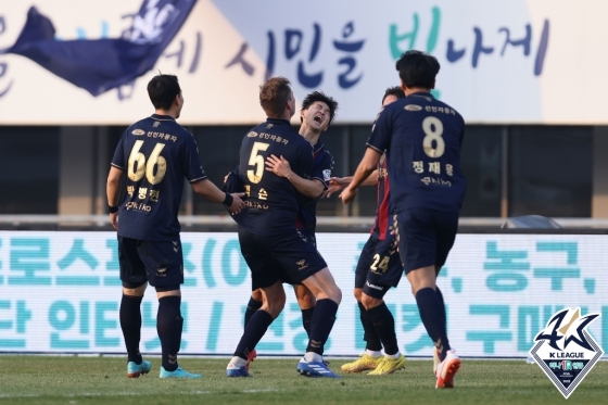 수원FC 이광혁이 득점 후 포효하고 있다(가운데). /사진제공=한국프로축구연맹