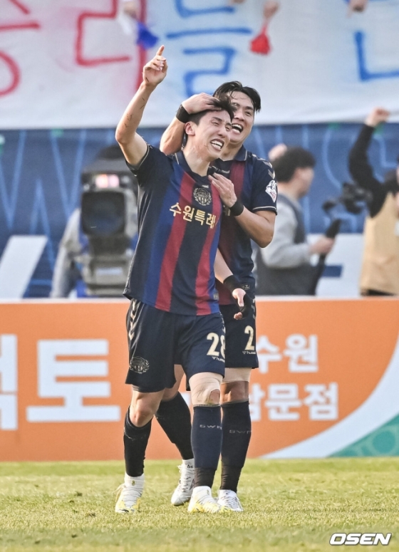 이영재가 득점 후 손가락을 하늘 높게 치켜들었다. /사진=OSEN