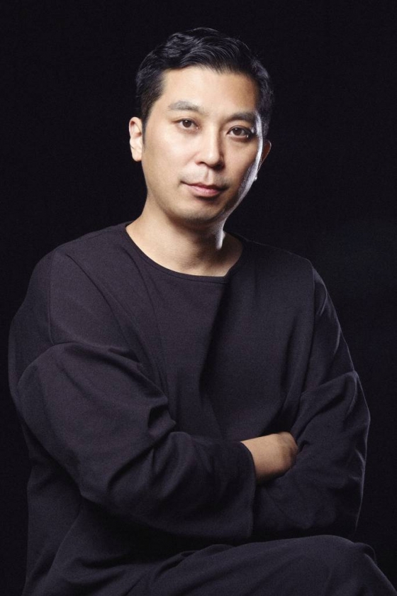넷플릭스 드라마 &#039;스위트홈&#039; 이응복 감독이 21일 인터뷰에 앞서 포즈를 취하고 있다.&#039;스위트홈&#039;은 은둔형 외톨이 고등학생 현수(송강 분)가 가족을 잃고 이사간 아파트에서 겪는 기괴하고도 충격적인 이야기를 그린 넷플릭스 오리지널 시리즈다. / 사진제공 = 넷플릭스 /사진=김창현 기자 chmt@