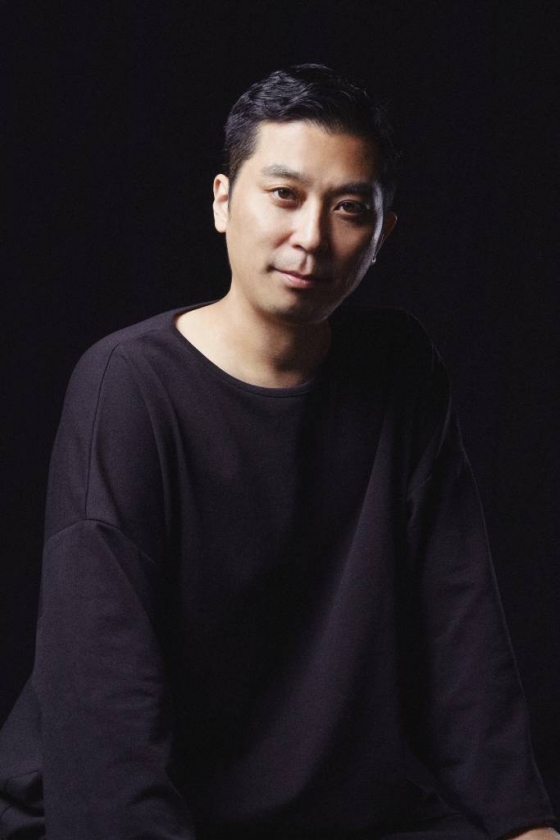 넷플릭스 드라마 &#039;스위트홈&#039; 이응복 감독이 21일 인터뷰에 앞서 포즈를 취하고 있다.&#039;스위트홈&#039;은 은둔형 외톨이 고등학생 현수(송강 분)가 가족을 잃고 이사간 아파트에서 겪는 기괴하고도 충격적인 이야기를 그린 넷플릭스 오리지널 시리즈다. / 사진제공 = 넷플릭스 /사진=김창현 기자 chmt@