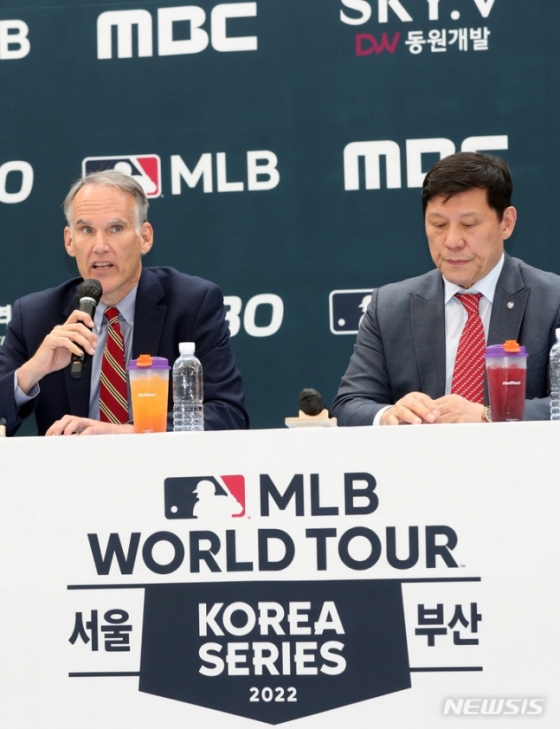 허구연 KBO 총재(오른쪽)와 짐 스몰 MLB 수석부사장이 지난해 9월 부산광역시청에서 열린 2022 MLB 월드투어 : 코리아 시리즈&#039; 기자회견에서 대회 일정과 양팀 선수단 구성 등에 대해 설명하고 있다. /사진=뉴시스