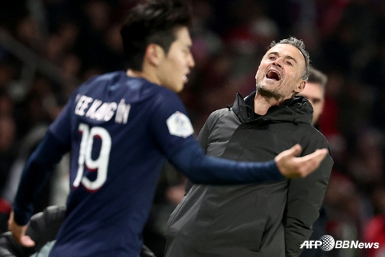 PSG 이강인(왼쪽)과 엔리케 감독이 10일 낭트전에서 심판 판정에 아쉬움을 나타내고 있다. /AFPBBNews=뉴스1