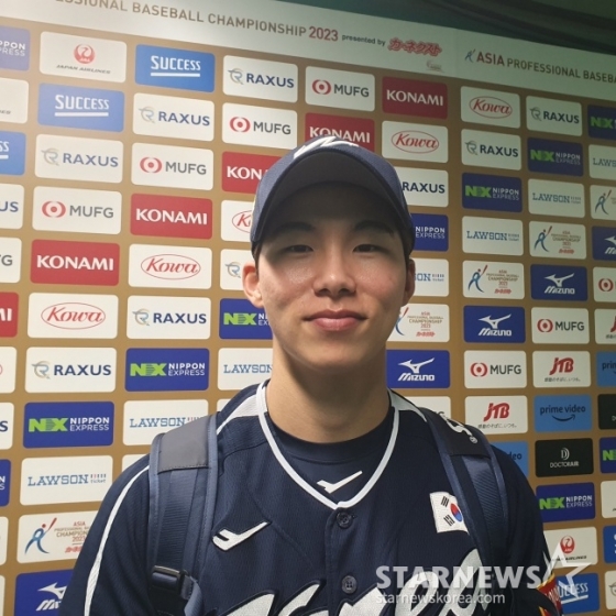 김혜성이 지난달 19일 일본 도쿄돔에서 열린 2023 APBC 결승전이 끝난 후 취재진의 사진 요청에 임하고 있다./사진=김동윤 기자