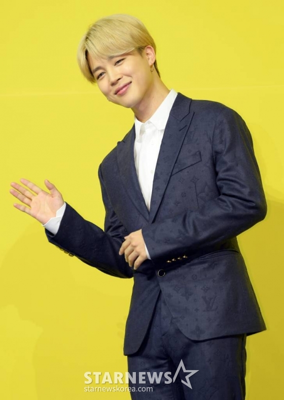 방탄소년단(BTS) 지민이 21일 오후 서울 송파구 방이동 올림픽홀에서 진행된 새 싱글앨범 &#039;Butter&#039; 발매 기념 쇼케이스에서 포즈를 취하고 있다. /사진=김창현 기자 chmt@