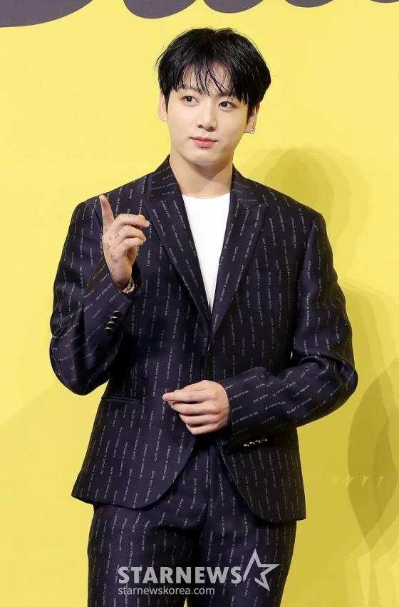 방탄소년단(BTS) 정국이 21일 오후 서울 송파구 방이동 올림픽홀에서 진행된 새 싱글앨범 &#039;Butter&#039; 발매 기념 쇼케이스에서 포즈를 취하고 있다.  &#039;Butter&#039;에는 버터처럼 부드럽게 녹아들어 너를 사로잡겠다는 방탄소년단의 귀여운 고백이 담겨있다.  방탄소년단은 &#039;Butter&#039;를 사실상의 선 공개 싱글로 스타트를 끊고 6월 중 &#039;Butter&#039;가 포함된 새 앨범을 발매할 계획이다. 2021.05.21 /사진=김창현 기자 chmt@