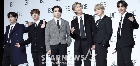 그룹 방탄소년단(BTS)이 20일 오전 서울 중구 동대문디자인플라자에서 열린 새 앨범 &#039;BE (Deluxe Edition)&#039; 발매 기념 글로벌 기자간담회에서 포즈를 취하고 있다.&#039;BE&#039;는 지금까지 방탄소년단이 선보인 정규 시리즈 앨범과는 다른 형태의 앨범. 타이틀 곡 &#039;Life Goes On&#039;을 비롯해 &#039;내 방을 여행하는 법&#039;, &#039;Blue &amp; Grey&#039;, &#039;Skit&#039;, &#039;잠시&#039;, &#039;병&#039;, &#039;Stay&#039;, &#039;Dynamite&#039; 등 총 8개 트랙이 수록된다. /사진=김창현 기자 chmt@