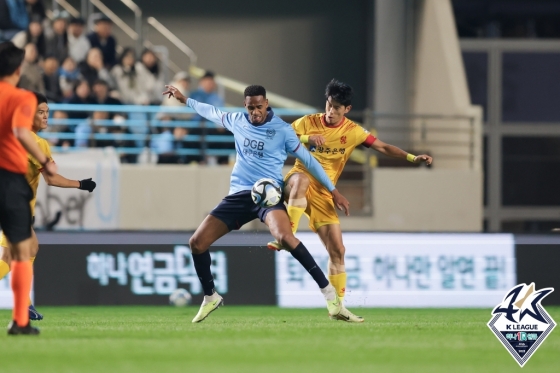 광주FC 주장 안영규(오른쪽). /사진=한국프로축구연맹