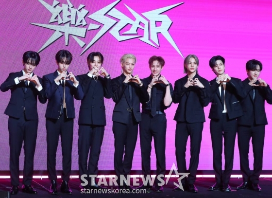 그룹 스트레이 키즈(Stray Kids)가 10일 오전 서울 영등포구 여의도동 콘래드 서울에서 진행된 새 미니 앨범 &#039;樂-STAR&#039;(락스타) 발매 기념 쇼케이스에 참석해 포즈를 취하고 있다.  스트레이 키즈의 새 미니 앨범 &#039;樂-STAR&#039;는 &#039;어떤 상황에서도 우리의 락(樂)은 계속된다&#039;는 스트레이 키즈의 메시지와 자신감을 표현했다. 타이틀곡 &#039;락 (樂)&#039;은 매 앨범 곡 작업을 도맡은 그룹 내 프로듀싱 팀 쓰리라차(3RACHA) 방찬, 창빈, 한이 직접 완성해 고유한 음악적 개성을 듬뿍 녹였다. 후렴구의 반복되는 멜로디와 락(Rock)적인 요소가 곡에 강렬함을 더하고 동음이의어를 활용한 흥미로운 노랫말로 K팝 팬들의 흥을 돋울 예정이다. 2023.11.10 /사진=김창현