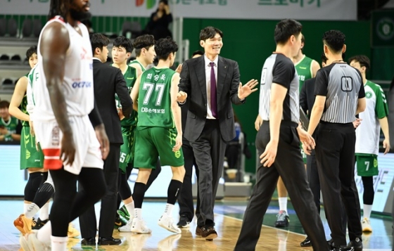 김주성 원주 DB 감독(가운데 정장). /사진=KBL 제공