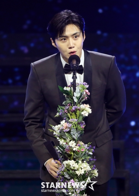 배우 김선호가 14일 필리핀 아레나에서 열린 &#039;2023 아시아 아티스트 어워즈 인 필리핀&#039;(2023 Asia Artist Awards IN THE PHILIPPINES, 이하 &#039;2023 AAA&#039;)에서 AAA 아시아 셀러브리티 상을 수상한 뒤 소감을 말하고 있다.  &#039;2023 AAA&#039;는 스타뉴스가 주최하고 Asia Artist Awards 조직위원회, TONZ 엔터테인먼트, PULP Live World가 공동 주관한다. 그룹 아이브(IVE) 장원영, 가수 강다니엘, 그룹 제로베이스원 성한빈이 MC를 맡았다. 2023.12.14