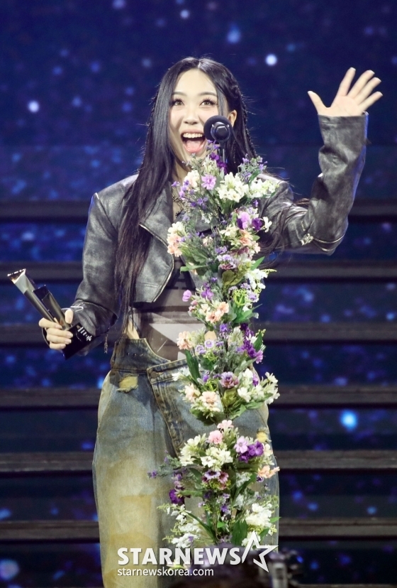 가수 이영지가 14일 필리핀 아레나에서 열린 &#039;2023 아시아 아티스트 어워즈 인 필리핀&#039;(2023 Asia Artist Awards IN THE PHILIPPINES, 이하 &#039;2023 AAA&#039;)에서 &#039;AAA 베스트초이스상&#039;을 수상하고 소감을 말하고 있다.   &#039;2023 AAA&#039;는 스타뉴스가 주최하고 Asia Artist Awards 조직위원회, TONZ 엔터테인먼트, PULP Live World가 공동 주관한다. 그룹 아이브(IVE) 장원영, 가수 강다니엘, 그룹 제로베이스원 성한빈이 MC를 맡았다. 2023.12.14/사진=임성균 기자