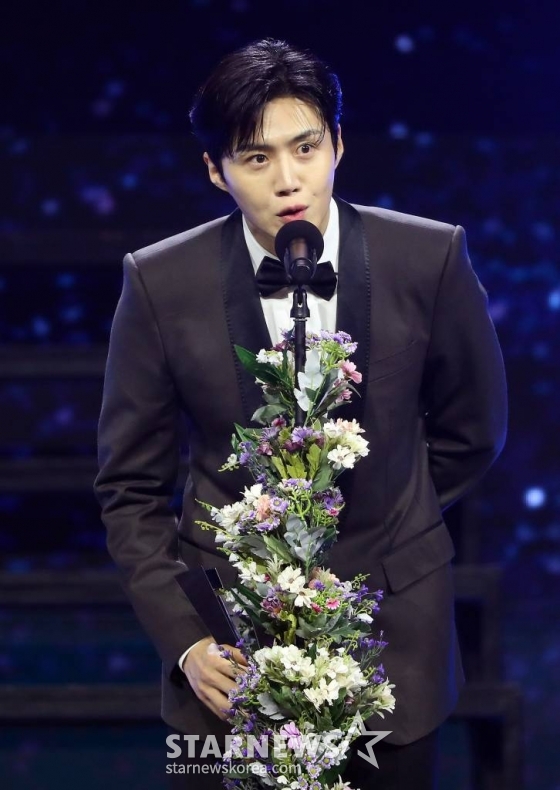 배우 김선호가 14일 필리핀 아레나에서 열린 &#039;2023 아시아 아티스트 어워즈 인 필리핀&#039;(2023 Asia Artist Awards IN THE PHILIPPINES, 이하 &#039;2023 AAA&#039;)에서 AAA 아시아 셀러브리티 상을 수상한 뒤 소감을 말하고 있다.  &#039;2023 AAA&#039;는 스타뉴스가 주최하고 Asia Artist Awards 조직위원회, TONZ 엔터테인먼트, PULP Live World가 공동 주관한다. 그룹 아이브(IVE) 장원영, 가수 강다니엘, 그룹 제로베이스원 성한빈이 MC를 맡았다. 2023.12.14 /사진=김창현
