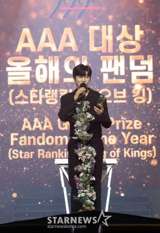 가수 임영웅이 14일 필리핀 아레나에서 열린 &#039;2023 아시아 아티스트 어워즈 인 필리핀&#039;(2023 Asia Artist Awards IN THE PHILIPPINES, 이하 &#039;2023 AAA&#039;)에서 &#039;AAA대상-올해의 팬덤 상&#039;을 수상하고 소감을 말하고 있다.   &#039;2023 AAA&#039;는 스타뉴스가 주최하고 Asia Artist Awards 조직위원회, TONZ 엔터테인먼트, PULP Live World가 공동 주관한다. 그룹 아이브(IVE) 장원영, 가수 강다니엘, 그룹 제로베이스원 성한빈이 MC를 맡았다. 2023.12.14 /사진=임성균