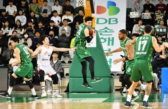 리바운드 잡는 강상재(가운데). /사진=KBL 제공