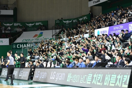 원주 DB 팬들의 뜨거운 응원. /사진=KBL 제공