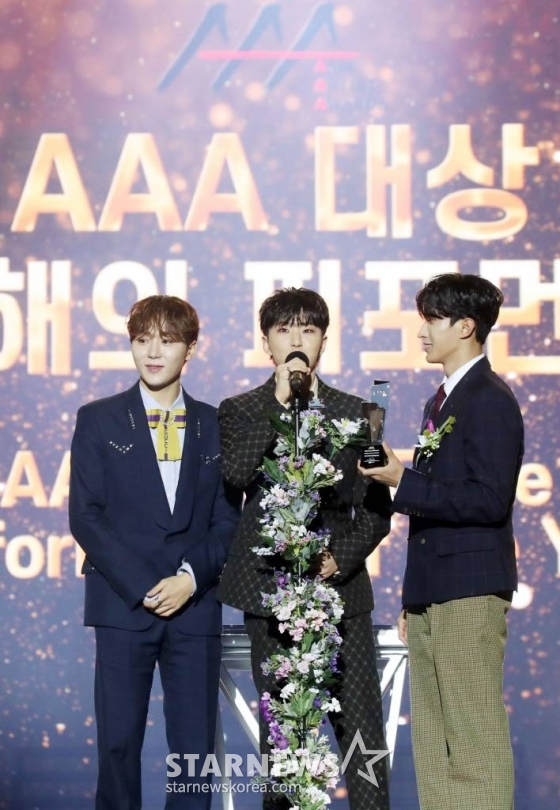그룹 세븐틴 부석순이 14일 필리핀 아레나에서 열린 &#039;2023 아시아 아티스트 어워즈 인 필리핀&#039;(2023 Asia Artist Awards IN THE PHILIPPINES, 이하 &#039;2023 AAA&#039;)에서 &#039;AAA대상-올해의 퍼포먼스 상&#039;을 수상하고 소감을 말하고 있다.   &#039;2023 AAA&#039;는 스타뉴스가 주최하고 Asia Artist Awards 조직위원회, TONZ 엔터테인먼트, PULP Live World가 공동 주관한다. 그룹 아이브(IVE) 장원영, 가수 강다니엘, 그룹 제로베이스원 성한빈이 MC를 맡았다. 2023.12.14 /사진=임성균
