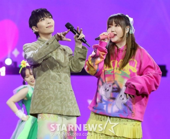 악뮤가 14일 필리핀 아레나에서 열린 &#039;2023 아시아 아티스트 어워즈 인 필리핀&#039;(2023 Asia Artist Awards IN THE PHILIPPINES, 이하 &#039;2023 AAA&#039;)에서 멋진 무대를 선보이고 있다.  &#039;2023 AAA&#039;는 스타뉴스가 주최하고 Asia Artist Awards 조직위원회, TONZ 엔터테인먼트, PULP Live World가 공동 주관한다. 그룹 아이브(IVE) 장원영, 가수 강다니엘, 그룹 제로베이스원 성한빈이 MC를 맡았다. 2023.12.14 /사진=김창현