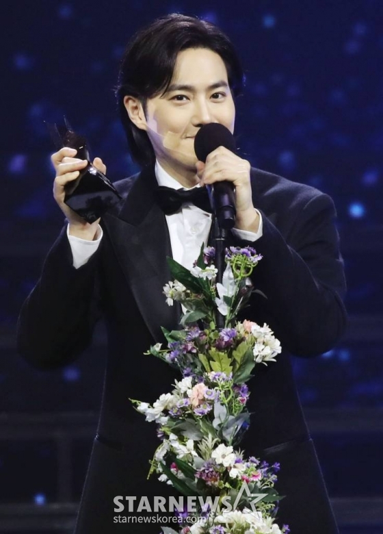 그룹 엑소 수호가 14일 필리핀 아레나에서 열린 &#039;2023 아시아 아티스트 어워즈 인 필리핀&#039;(2023 Asia Artist Awards IN THE PHILIPPINES, 이하 &#039;2023 AAA&#039;)에서 &#039;AAA 베스트 액팅 퍼포먼스 상&#039;&#039;을 수상하고 소감을 말하고 있다.   &#039;2023 AAA&#039;는 스타뉴스가 주최하고 Asia Artist Awards 조직위원회, TONZ 엔터테인먼트, PULP Live World가 공동 주관한다. 그룹 아이브(IVE) 장원영, 가수 강다니엘, 그룹 제로베이스원 성한빈이 MC를 맡았다. 2023.12.14 /사진=임성균