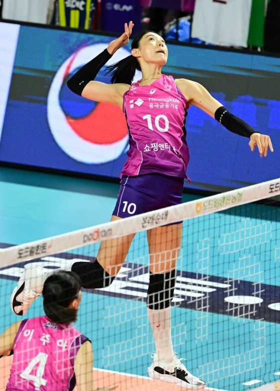 김연경(오른쪽)이 강스파이크를 꽂아넣고 있다. /사진=KOVO