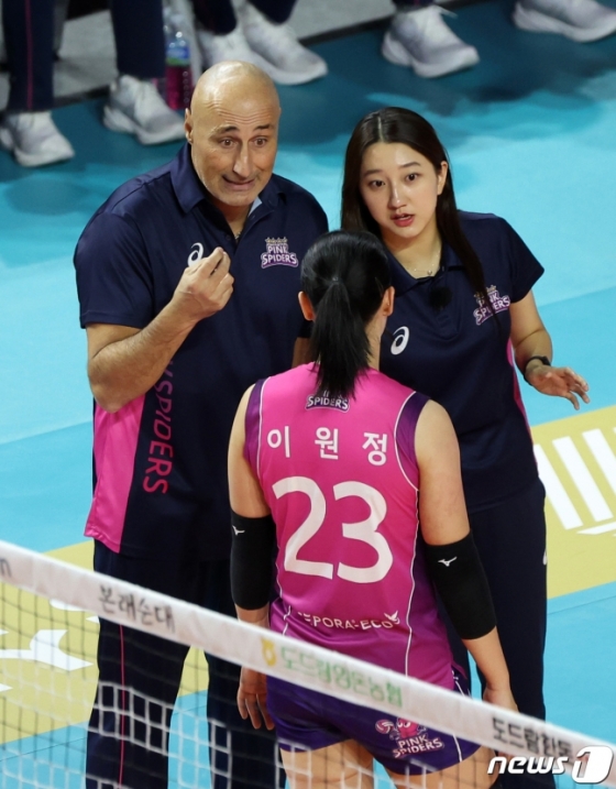 이날 코로나19 확진으로 경기에 나서지 못한 이원정(가운데). /사진=뉴스1