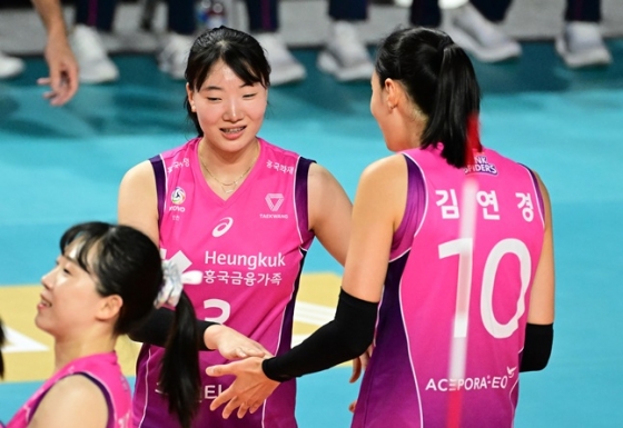 김연경(오른쪽)이 세터 박혜진을 독려하고 있다. /사진=KOVO
