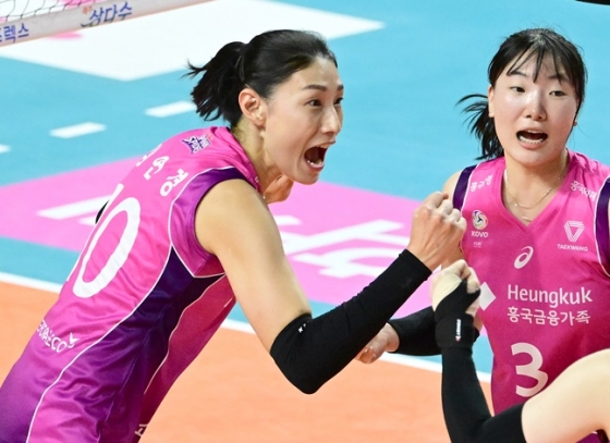 득점 후 기뻐하는 김연경(왼쪽). /사진=KOVO