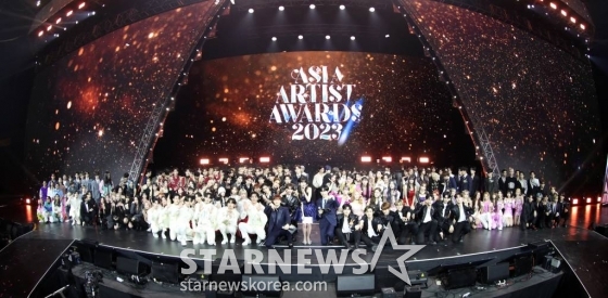 14일 필리핀 아레나에서 열린 '2023 아시아 아티스트 어워즈 인 필리핀'(2023 Asia Artist Awards IN THE PHILIPPINES, 이하 '2023 AAA')가 막을 내린 가운데 모든 수상자들이 무대에서 기념 촬영을 하고 있다.   '2023 AAA'는 스타뉴스가 주최하고 Asia Artist Awards 조직위원회, TONZ 엔터테인먼트, PULP Live World가 공동 주관한다. 그룹 아이브(IVE) 장원영, 가수 강다니엘, 그룹 제로베이스원 성한빈이 MC를 맡았다. 2023.12.14 /사진=임성균