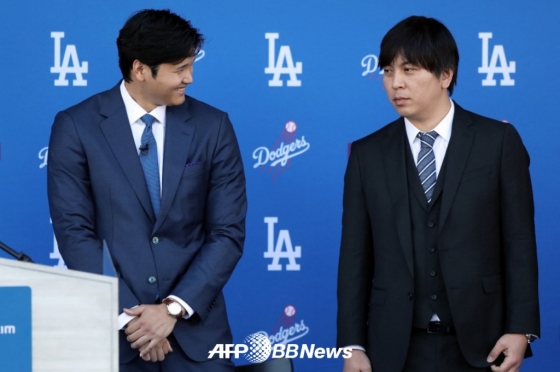 오타니 쇼헤이(왼쪽)와 그의 통역 미즈하라 잇페이. /AFPBBNews=뉴스1