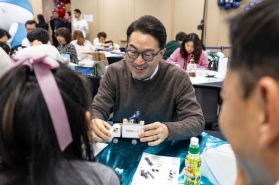 강한승 쿠팡 대표가 아이들과 함께 장난감 블록을 만들고 있다