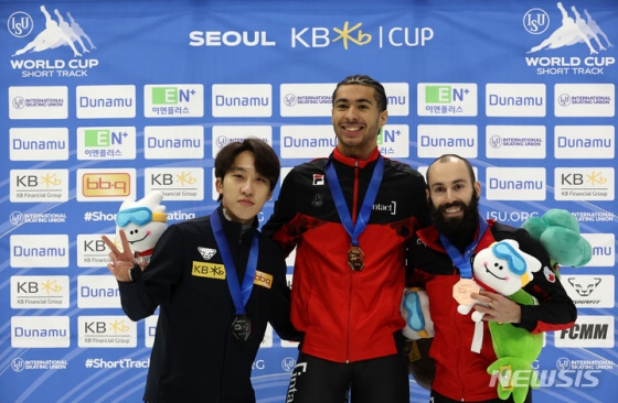 박지원(가장 왼쪽)이 17일 서울 양천구 목동아이스링크에서 열린 2023~2024 국제빙상연맹(ISU) 쇼트트랙 월드컵 4차 대회 남자 1500m 결승에서 은메달을 따고 기념촬영을 하고 있다./사진=뉴시스