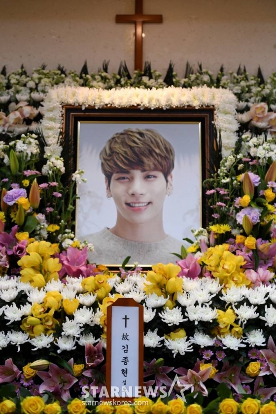 18일 사망한 故 샤이니 종현의 빈소가 19일 오전 서울 풍납동 서울아산병원에 마련됐다. 일반인 조문은 같은 병원 장례식장 지하 1층 3호실을 통해 가능하다. 발인은 오는 21일 9시, 장지는 미정이다.<사진=사진공동취재단 /사진=사진공동취재단