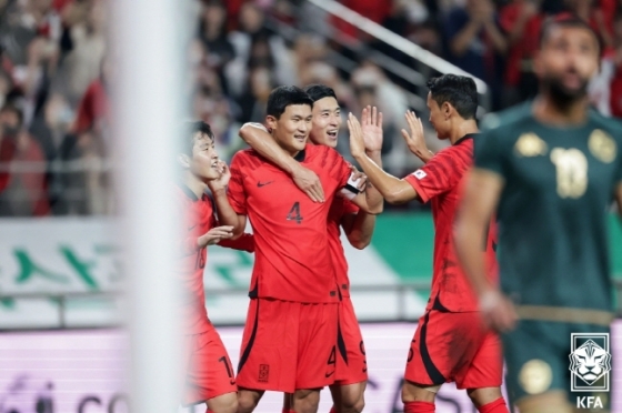 대표팀 경기에서 골을 넣고 기뻐하는 김민재(왼쪽에서 2번째). /사진=대한축구협회