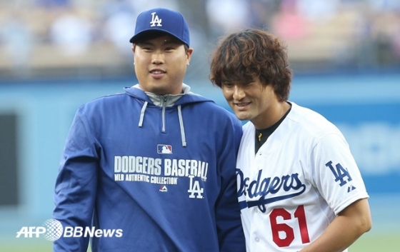박찬호(오른쪽)가 2014년 다저스타디움에서 시구를 한 뒤 당시 LA 다저스 투수 류현진과 기념 촬영을 하고 있다. 박찬호는 다저스에서 한국인 최초 메이저리거로 활약했다.   /AFPBBNews=뉴스1