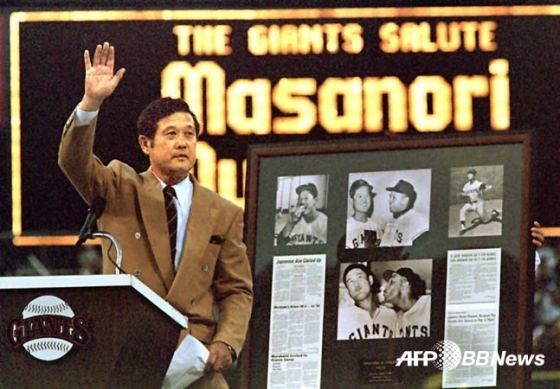일본인 최초 메이저리거 무라카미 마사노리가 1995년 샌프란시스코의 홈 경기에 초청받아 관중에게 손을 흔들고 있다.  /AFPBBNews=뉴스1