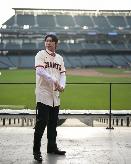 이정후가 샌프란시스코 유니폼을 입고 홈구장인 오라클파크 관중석을 둘러보고 있다. /사진=샌프란시스코 자이언츠 공식 SNS