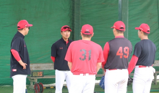 시즌 후 합류한 정재훈(왼쪽에서 2번째) 코치가 오키나와 마무리캠프에서 선수들에게 지시사항을 전하고 있다. /사진=KIA 타이거즈