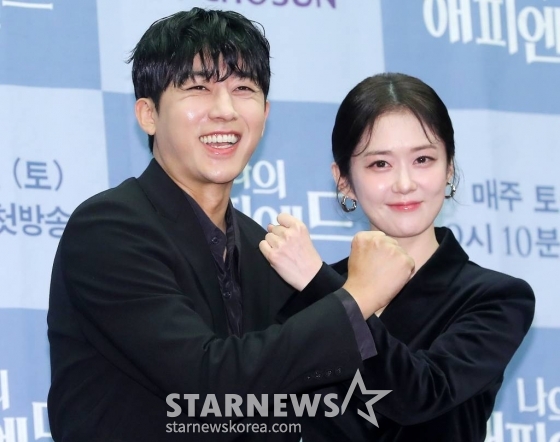 배우 손호준, 장나라가 21일 오전 서울 마포구 상암동 스탠포드 호텔에서 진행된 TV조선 주말미니시리즈 &#039;나의 해피엔드&#039; 제작발표회에 참석해 포즈를 취하고 있다.  &#039;나의 해피엔드&#039;는 성공만을 쫓던 한 여자가 믿었던 사람들의 배신으로 충격적인 진실을 마주하는 휴먼 심리 스릴러 드라마다. 오는 30일 첫 방송. 2023.12.21 /사진=김창현