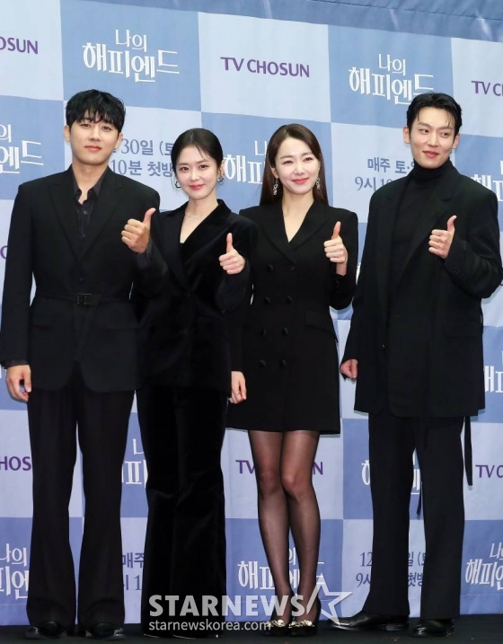 배우 손호준, 장나라, 소이현, 이기택이 21일 오전 서울 마포구 상암동 스탠포드 호텔에서 진행된 TV조선 주말미니시리즈 &#039;나의 해피엔드&#039; 제작발표회에 참석해 포즈를 취하고 있다.  &#039;나의 해피엔드&#039;는 성공만을 쫓던 한 여자가 믿었던 사람들의 배신으로 충격적인 진실을 마주하는 휴먼 심리 스릴러 드라마다. 오는 30일 첫 방송. 2023.12.21 /사진=김창현