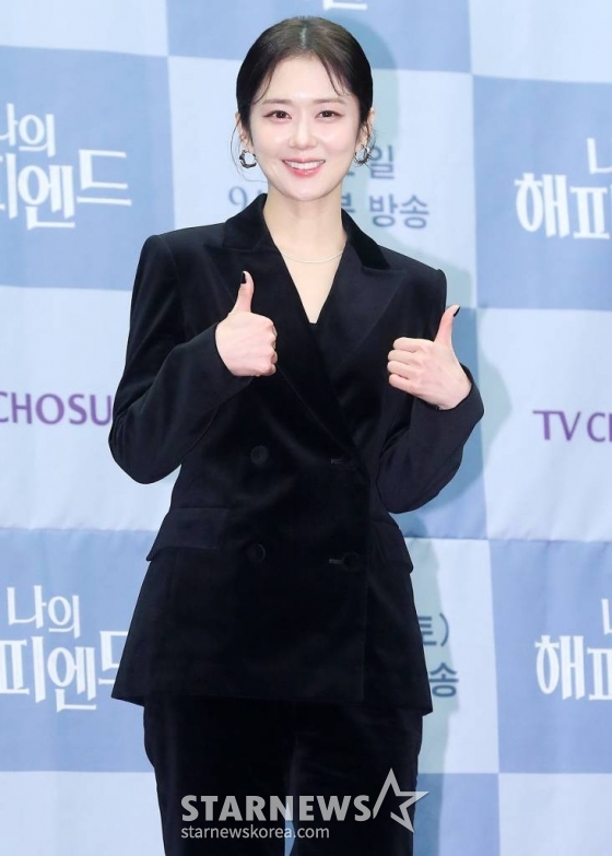 배우 장나라가 21일 오전 서울 마포구 상암동 스탠포드 호텔에서 진행된 TV조선 주말미니시리즈 &#039;나의 해피엔드&#039; 제작발표회에 참석해 포즈를 취하고 있다.  &#039;나의 해피엔드&#039;는 성공만을 쫓던 한 여자가 믿었던 사람들의 배신으로 충격적인 진실을 마주하는 휴먼 심리 스릴러 드라마다. 오는 30일 첫 방송. 2023.12.21 /사진=김창현